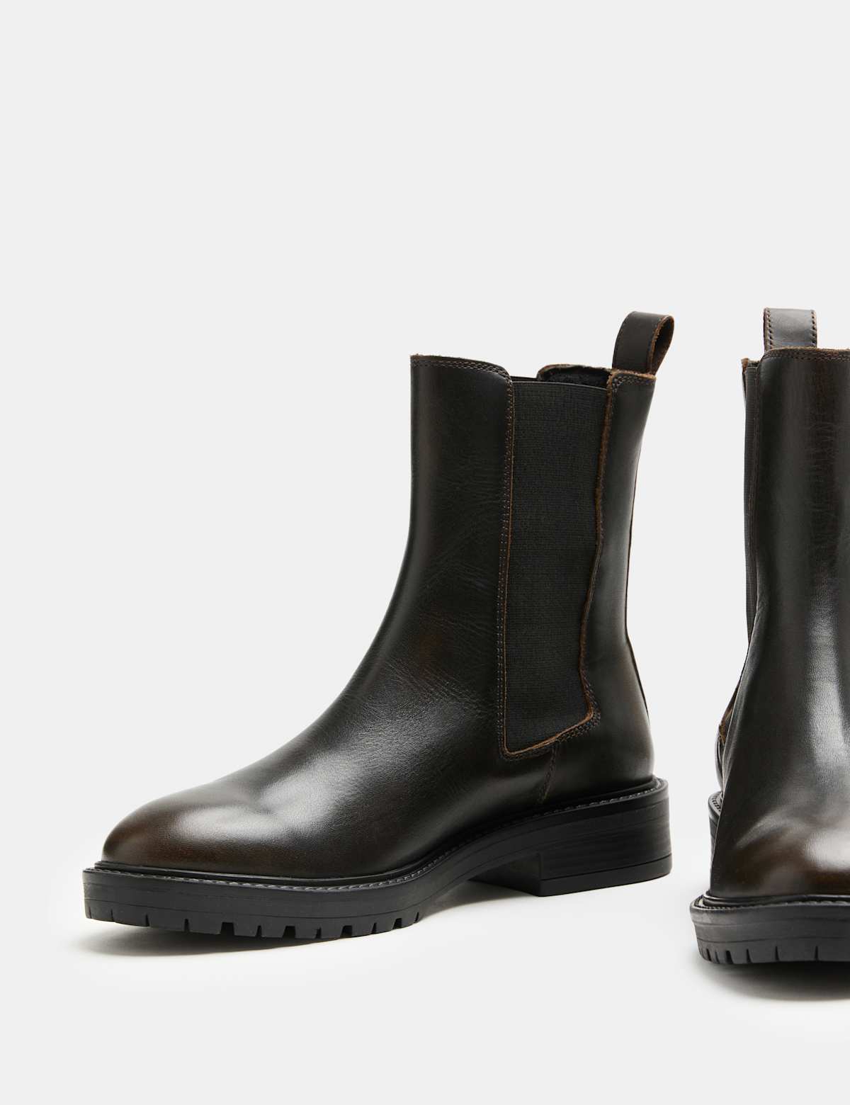 Men's Leather Chelsea Boots With Cleated Sole - Brown | SAVINTARI