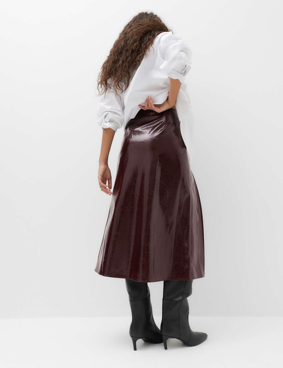 Women's Faux Leather Textured Midi A-Line Skirt - Black | midi skirt | SAVINTARI