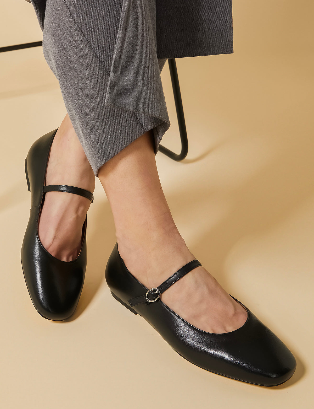 Women's Ballet Flats in Black view 2 | ballet flats | SAVINTARI